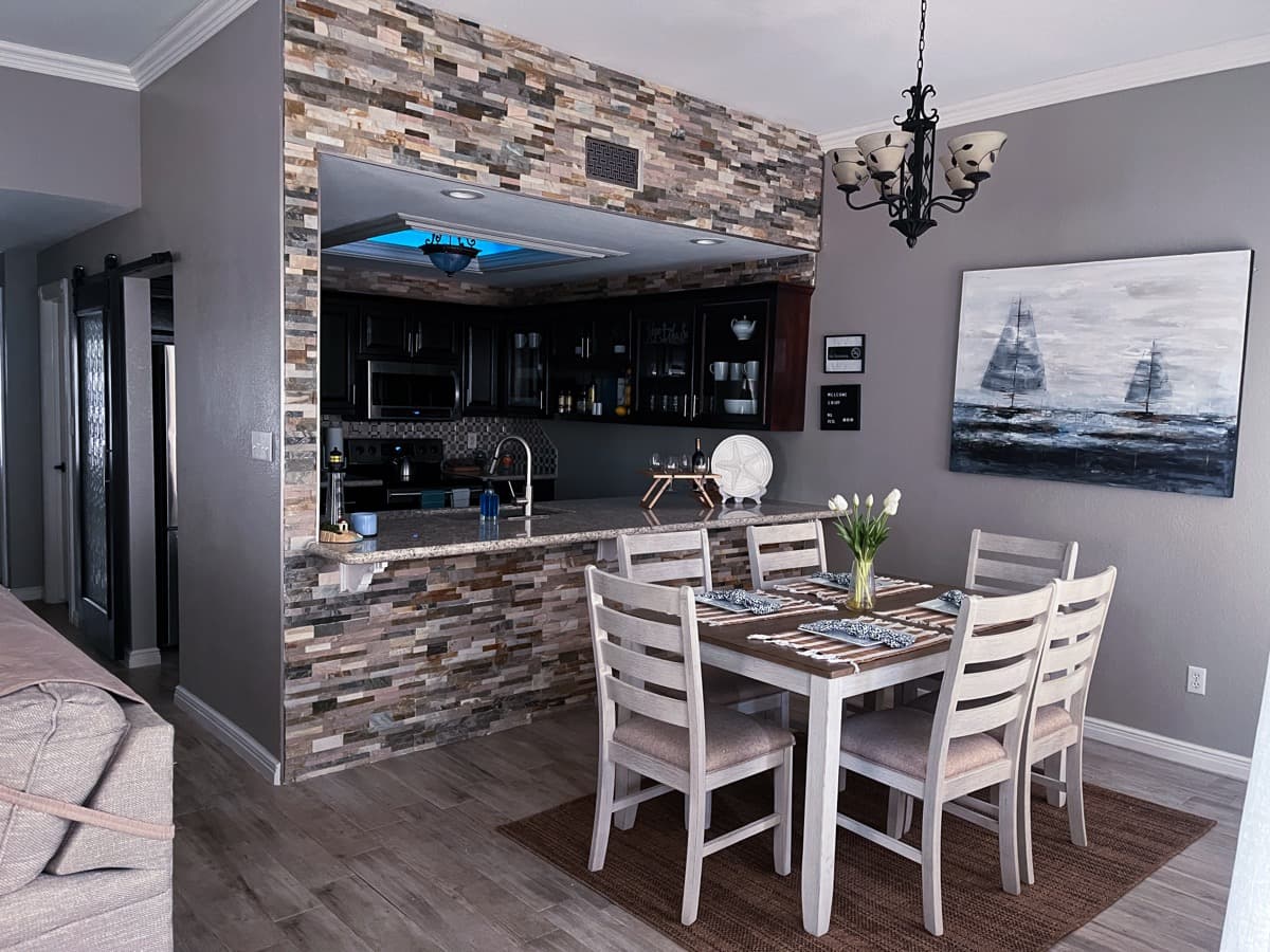 Dining area and kitchen bar